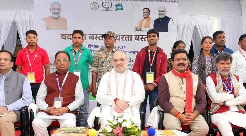 केन्द्रीय गृह एवं सहकारिता मंत्री श्री अमित शाह ने आज छत्तीसगढ़ के जगदलपुर में हथियार छोड़ मुख्यधारा में शामिल हुए छत्तीसगढ़, महाराष्ट्र, ओडिशा, आंध्र प्रदेश, तेलंगाना और असम के लोगों से मुलाकात की