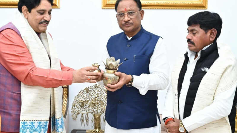 उत्तर प्रदेश के मुख्यमंत्री श्री योगी आदित्यनाथ ने छत्तीसगढ़ के मुख्यमंत्री श्री विष्णु देव साय के लिए भेजा महाकुंभ में शामिल होने का आमंत्रण