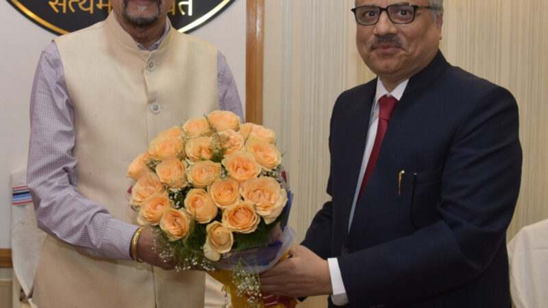 राज्यपाल श्री डेका से मुख्य न्यायाधीश जस्टिस श्री सिन्हा ने सौजन्य भेंट की