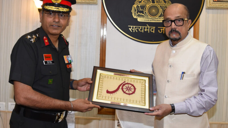  राज्यपाल श्री डेका से छत्तीसगढ़ एवं ओडिशा सैनिक उप क्षेत्र कमांडर ब्रिगेडियर श्री आनंद ने सौजन्य भेंट की