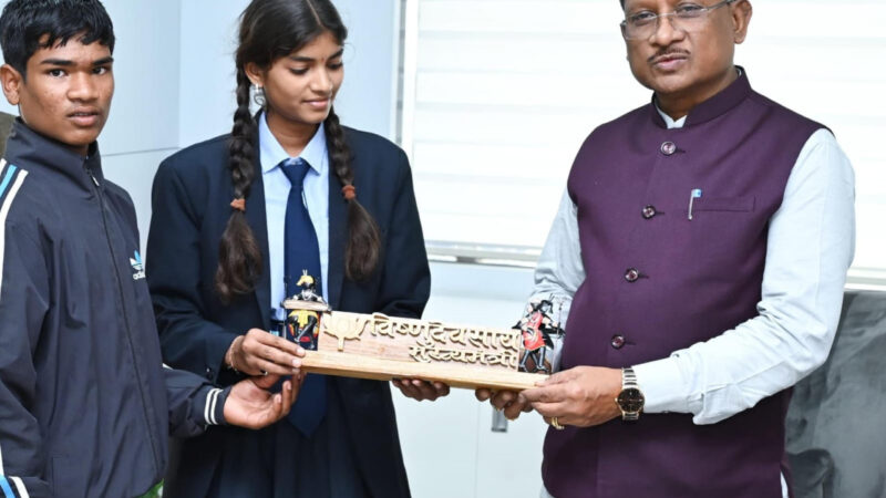 नई राष्ट्रीय शिक्षा नीति के तहत पूर्व व्यवसायिक शिक्षा का बच्चों को मिल रहा है प्रशिक्षण : स्कूली बच्चों द्वारा तैयार लकड़ी की नेम प्लेट और पोट्रेट उपहार में पाकर मुख्यमंत्री श्री साय ने जताई खुशी