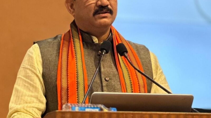  आम जन के स्वास्थ्य को ध्यान में रखते हुए निस्वार्थ भाव से काम करें अधिकारी व चिकित्सक : स्वास्थ्य मंत्री श्री श्याम बिहारी जायसवाल