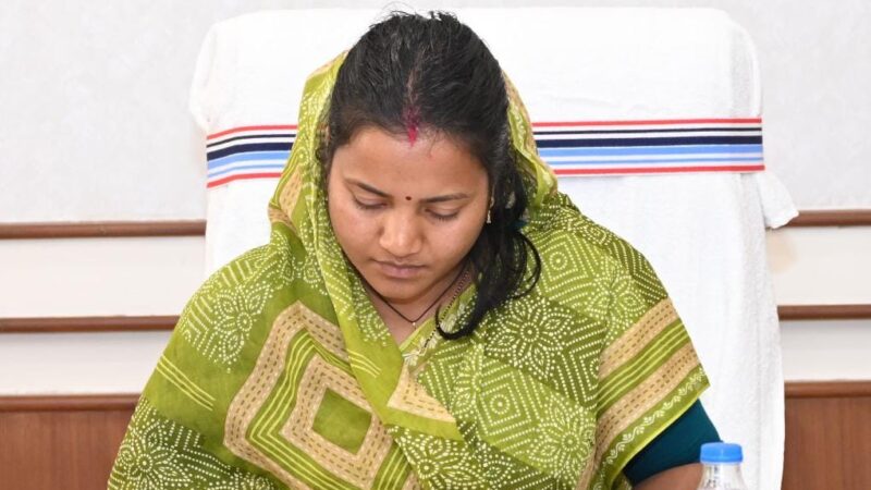 शासकीय योजनाओं के क्रियान्वयन में लापरवाही बरतने पर होगी कड़ी कार्यवाही: महिला एवं बाल विकास मंत्री श्रीमती राजवाड़े