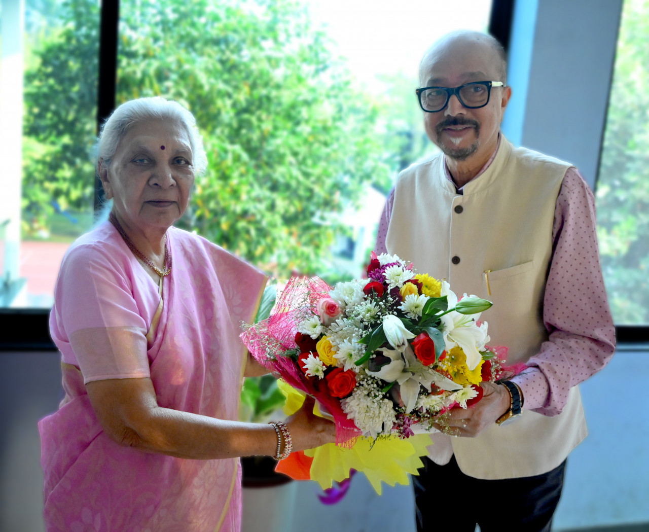 राज्यपाल श्री डेका से आज उत्तर प्रदेश की राज्यपाल श्रीमती पटेल ने की सौजन्य भेंट