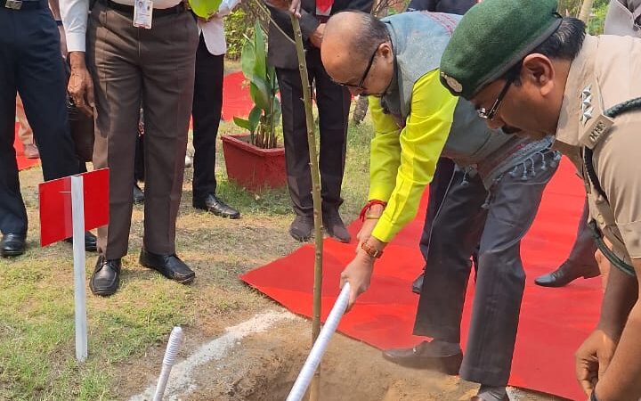 राज्यपाल श्री रमेन डेका ने कोरबा कलेक्ट्रेट परिसर में ’एक पेड़ माँ के नाम अभियान‘ अंतर्गत किया पौधारोपण