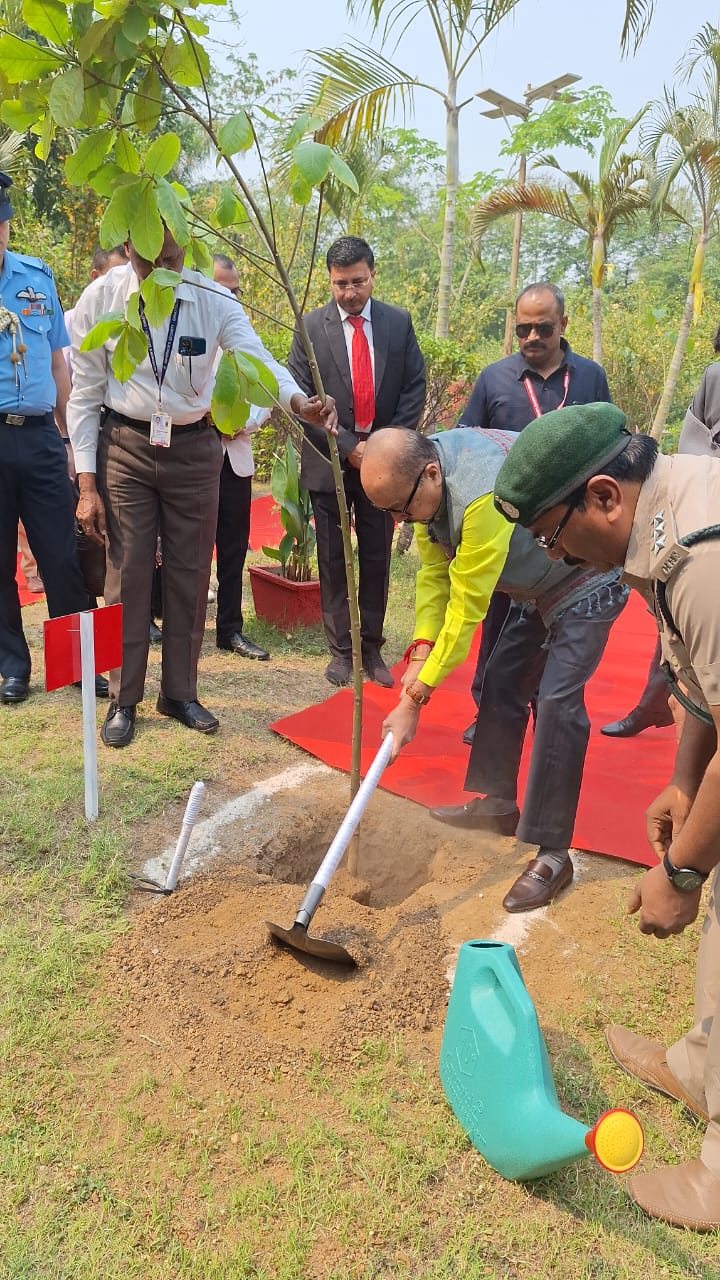 राज्यपाल श्री रमेन डेका ने कोरबा कलेक्ट्रेट परिसर में ’एक पेड़ माँ के नाम अभियान‘ अंतर्गत किया पौधारोपण