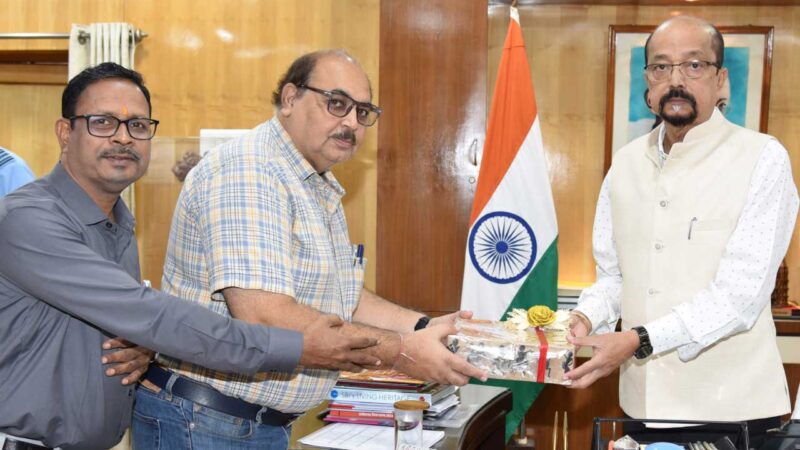 राज्यपाल श्री डेका से लोक निर्माण विभाग के अधिकारियों ने मुलाकात कर ऑल इंडिया रोड कांग्रेस के अधिवेशन हेतु आमंत्रण दिया