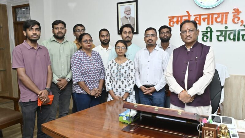मुख्यमंत्री श्री विष्णु देव साय से सौजन्य मुलाकात के बाद बीएड प्रशिक्षित बर्खास्त सहायक शिक्षकों ने आंदोलन समाप्ति की घोषणा की