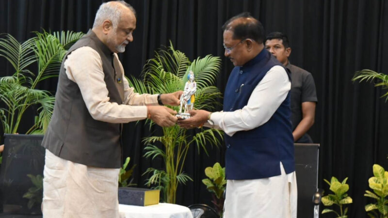 मुख्यमंत्री श्री विष्णुदेव साय ने हार्टफुलनेस योगाश्रम में योगगुरु श्री कमलेश पटेल से की भेंट : ‘मनोयोग’ कार्यक्रम में शामिल होकर नागरिकों के साथ किया मौन योग अभ्यास