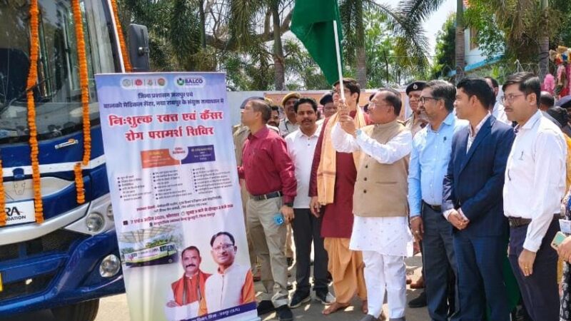 मुख्यमंत्री श्री विष्णुदेव साय ने कैंसर डिटेक्शन वैन को हरी झंडी दिखाकर किया रवाना