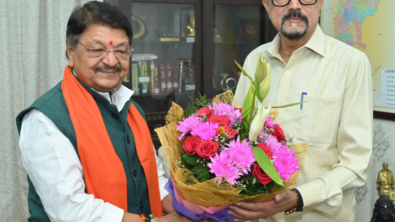 राज्यपाल श्री डेका से मध्य प्रदेश के केबिनेट मंत्री श्री विजयवर्गीय ने की भेंट