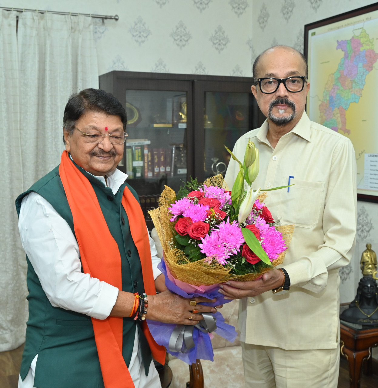 राज्यपाल श्री डेका से मध्य प्रदेश के केबिनेट मंत्री श्री विजयवर्गीय ने की भेंट