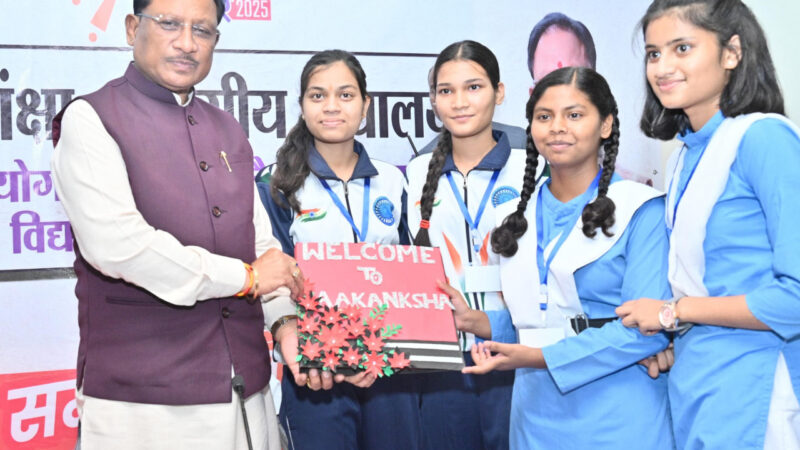 मुख्यमंत्री श्री साय ने आकांक्षा विद्यालय में नीट जेईई कोचिंग के विद्यार्थियों से किया संवाद