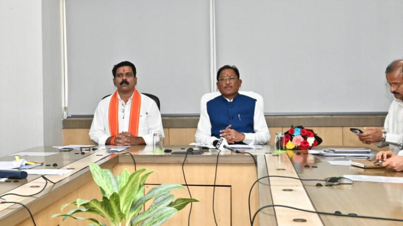 मुख्यमंत्री श्री विष्णु देव साय ने आत्मसमर्पित नक्सलियों और नक्सल हिंसा से पीड़ितों को जारी की प्रधानमंत्री आवास योजना की पहली किस्त