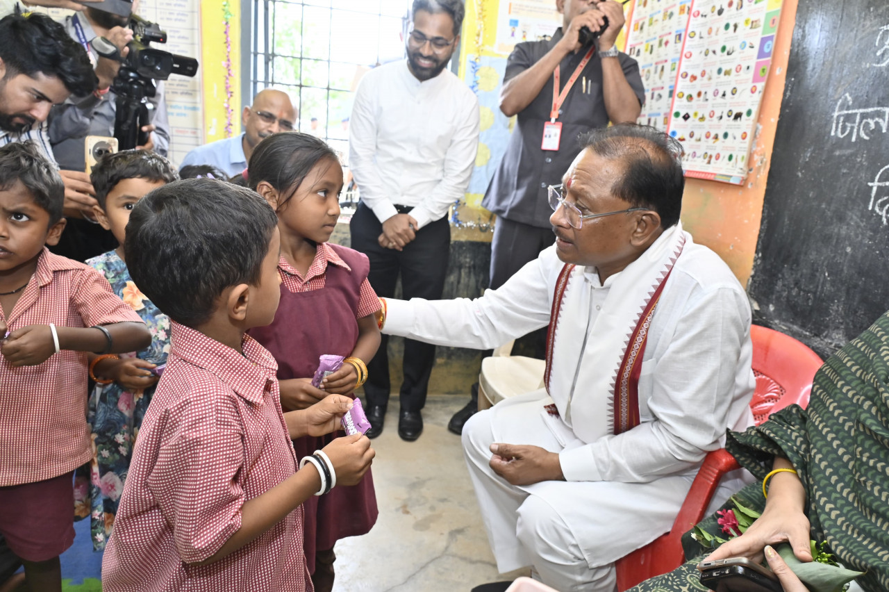 सुशासन तिहार के दौरे पर मुख्यमंत्री अचानक पहुंचे मांदरी गांव के आँगनबाड़ी केंद्र