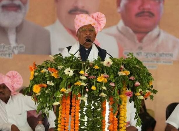 मुख्यमंत्री श्री विष्णुदेव साय के आगमन पर उनका लोकनृत्य व लोकगीत के माध्यम से भव्य स्वागत किया गया