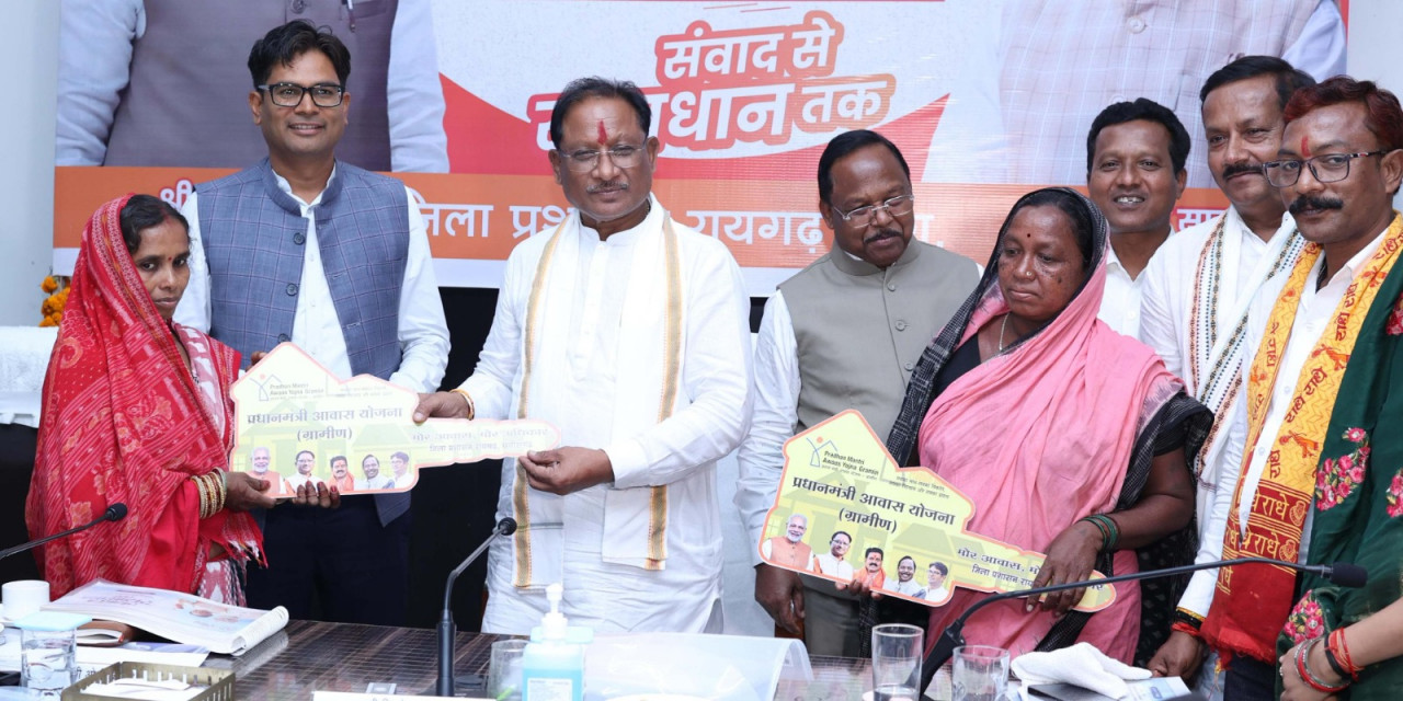  मुख्यमंत्री ने बिरहोर महिलाओं को सौंपी पक्के आवास की चाबी