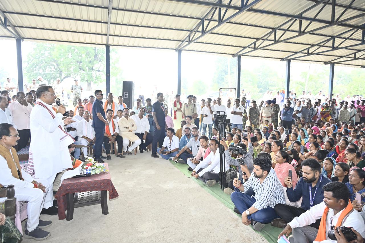 मुख्यमंत्री की चौपाल: कांकेर जिले के मांदरी गांव में उतरा मुख्यमंत्री का उड़नखटोला