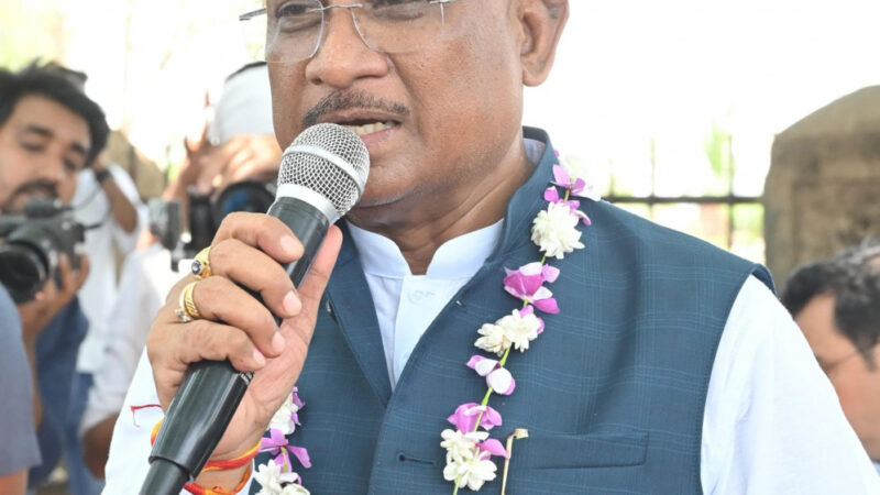 मुख्यमंत्री अचानक पहुंचे बेमेतरा के सहसपुर, लिया ग्रामीणों से सीधा फीडबैक