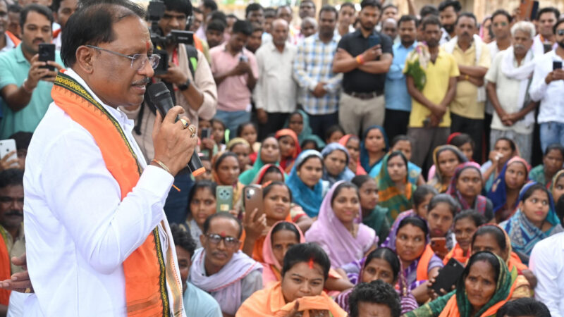 गुलमोहर पेड़ के नीचे लगी मुख्यमंत्री की चौपाल: सारंगढ़-बिलाइगढ़ जिले के ग्राम कनकबीरा में उतरा मुख्यमंत्री का उड़नखटोला