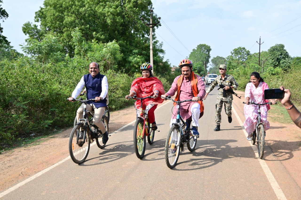 स्वास्थ्य मंत्री श्री श्याम बिहारी जायसवाल, जिला पंचायत अध्यक्ष, कलेक्टर एवं जनप्रतिनिधियों ने साइकिल चलाकर सेहतमंद रहने संदेश दिया