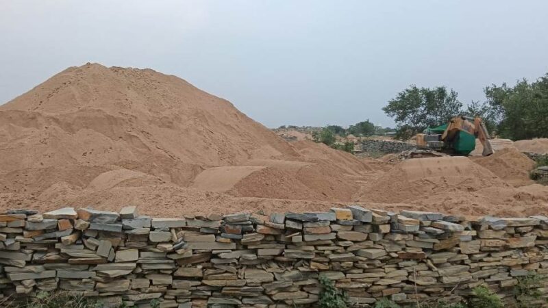 रेत के अवैध भंडारण पर ग्राम बरबसपुर में बड़ी कार्रवाई