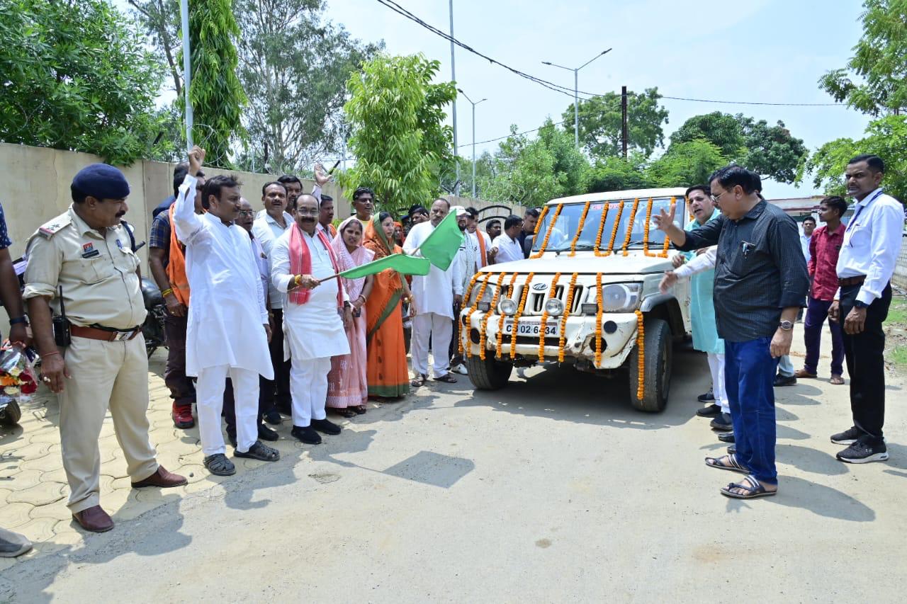 उप मुख्यमंत्री श्री अरुण साव ने सोलर बैटरी वाहन को हरी झंडी दिखाकर किया रवाना
