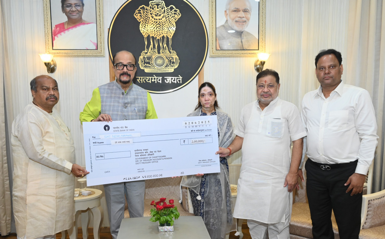 राज्यपाल श्री डेका ने पहलगाम आतंकी हमले में जान गंवाने वाले स्वर्गीय श्री अग्रवाल के परिजनों को दी 2 लाख रूपये की सहायता राशि