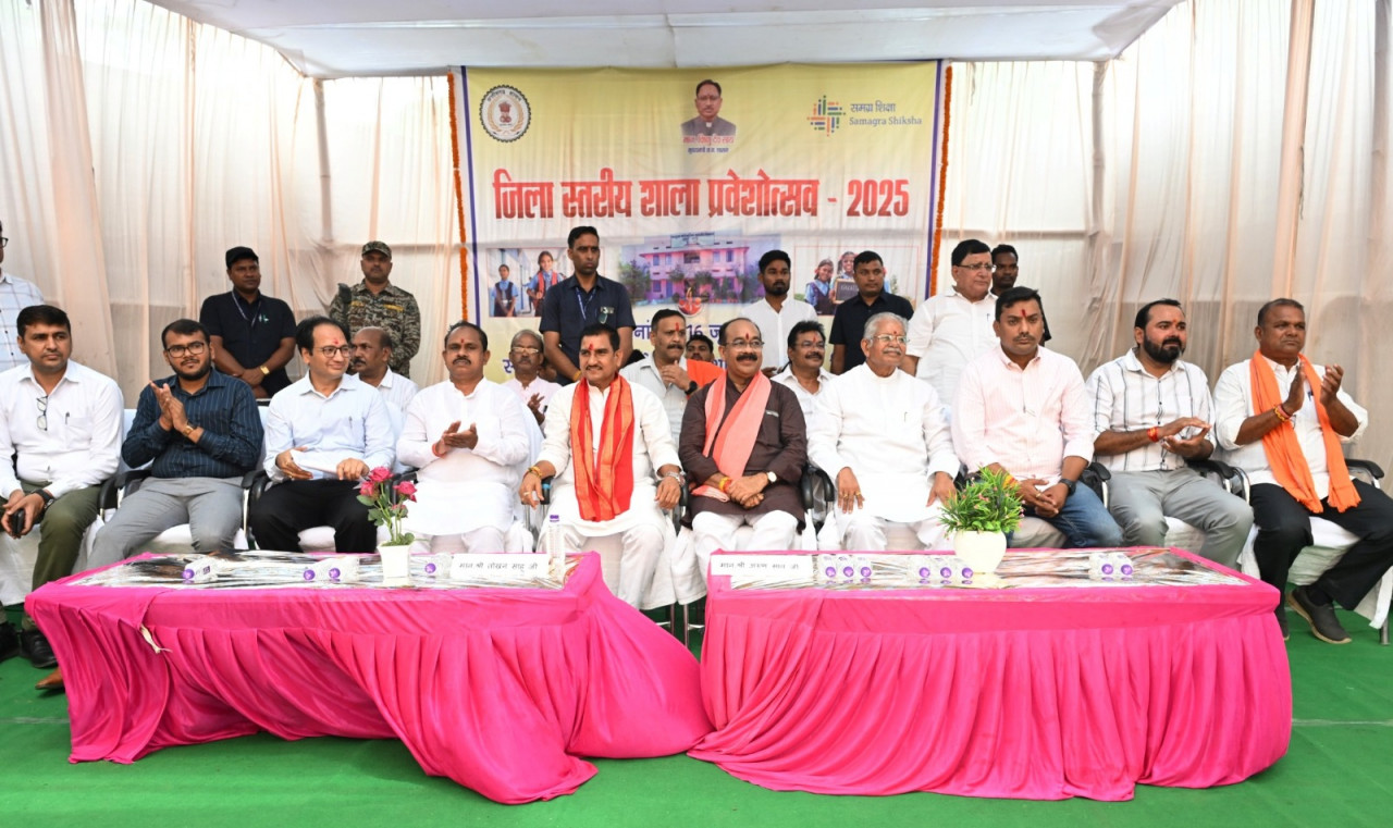 शाला प्रवेशोत्सव में शामिल हुए केन्द्रीय राज्य मंत्री श्री तोखन साहू और उप मुख्यमंत्री श्री अरुण साव