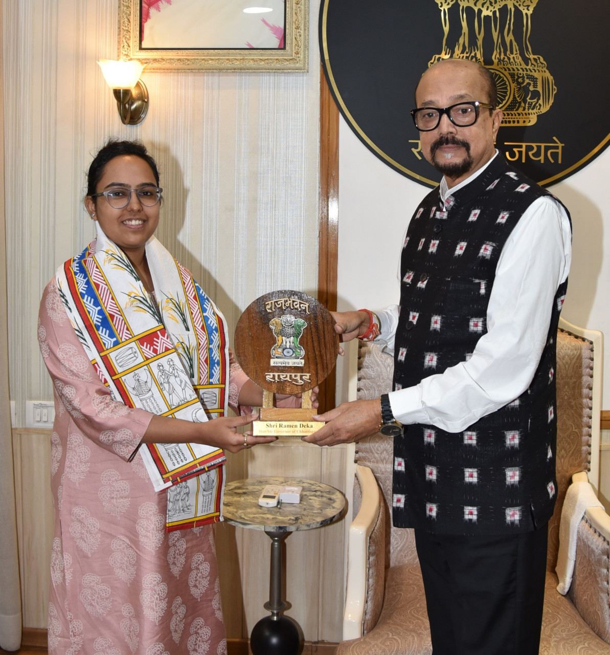 राज्यपाल श्री डेका ने आईएएस सुश्री पूर्वा अग्रवाल का किया सम्मान