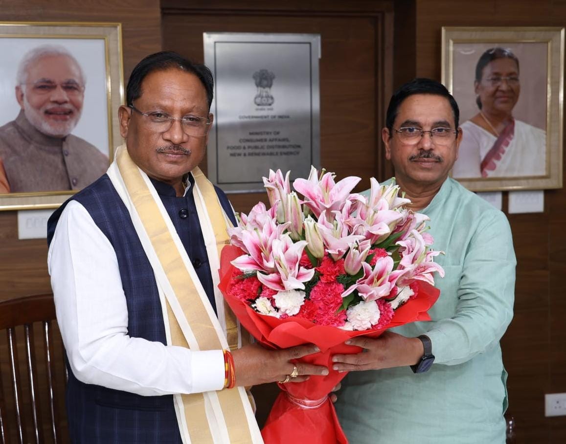 मुख्यमंत्री श्री विष्णुदेव साय ने केंद्रीय मंत्री श्री प्रल्हाद जोशी से की सौजन्य भेंट