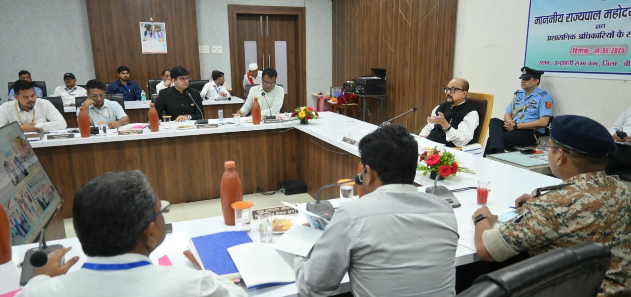 श्री डेका ने जिले के विकास कार्याे का किया अवलोकन एवं जिला स्तरीय अधिकारियों की ली समीक्षा बैठक