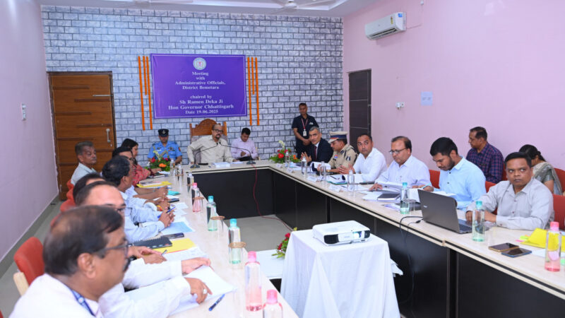 राज्यपाल श्री डेका ने बेमेतरा जिले में प्रशासनिक अधिकारियों के साथ बैठक