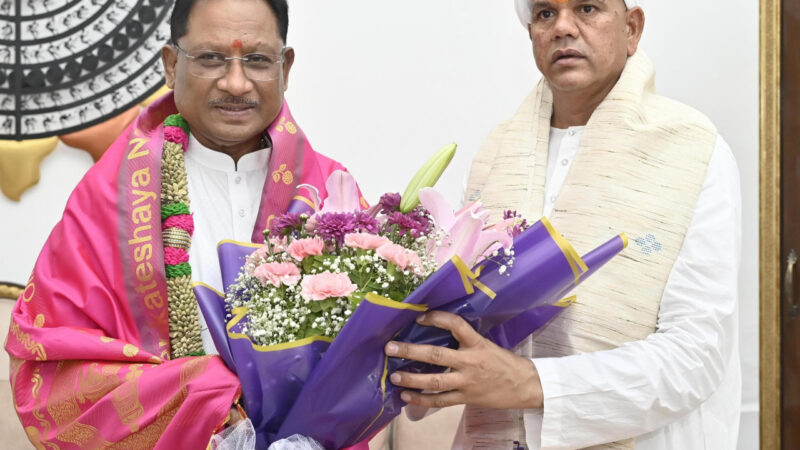 मुख्यमंत्री श्री साय से पं. श्री रविशंकर जी महाराज रावतपुरा सरकार ने की सौजन्य मुलाकात