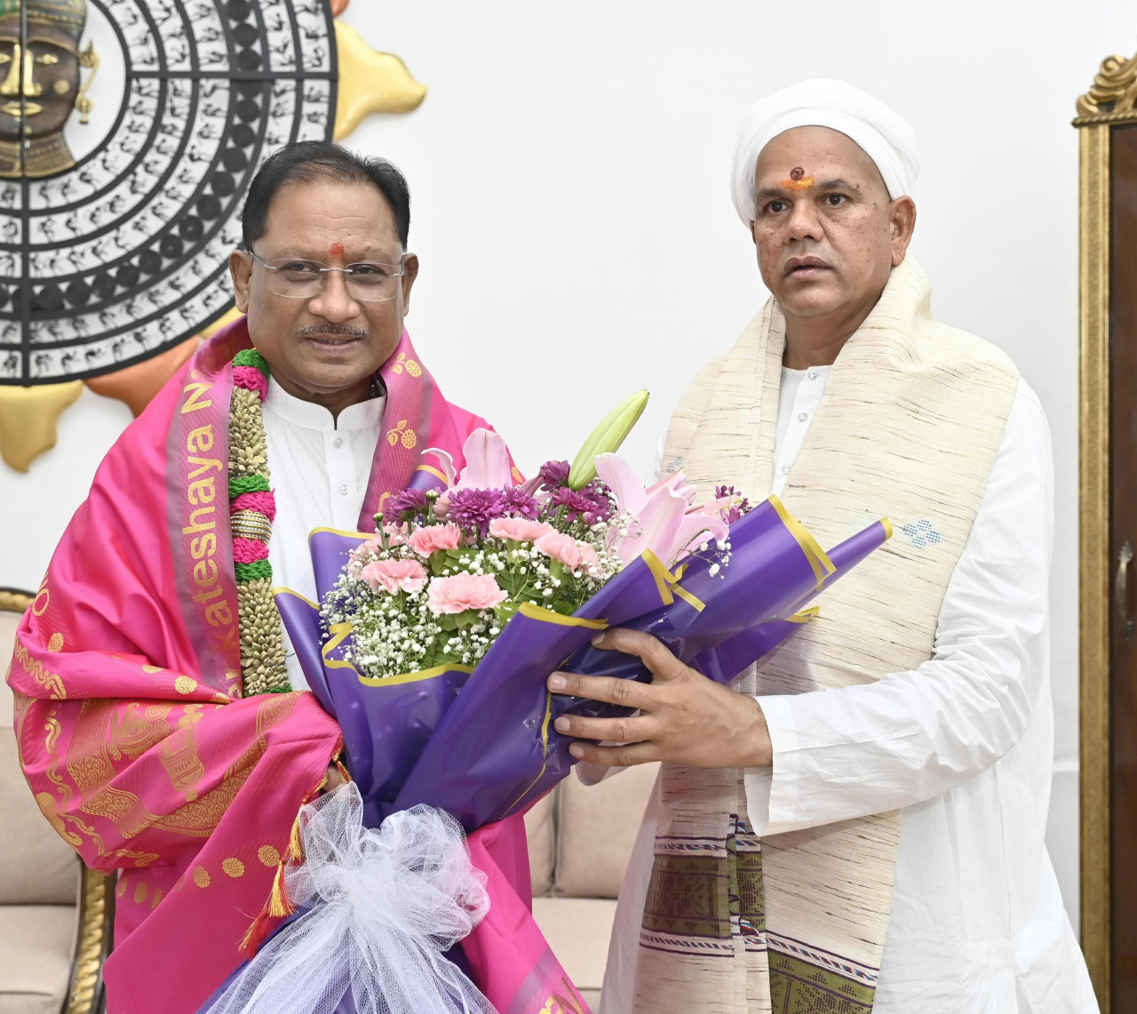 मुख्यमंत्री श्री साय से पं. श्री रविशंकर जी महाराज रावतपुरा सरकार ने की सौजन्य मुलाकात