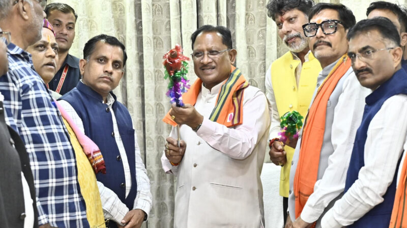 मुख्यमंत्री श्री विष्णु देव साय को बस्तर के ऐतिहासिक ‘गोंचा महापर्व’ का आमंत्रण : ‘तुपकी’ भेंट कर किया गया सम्मान