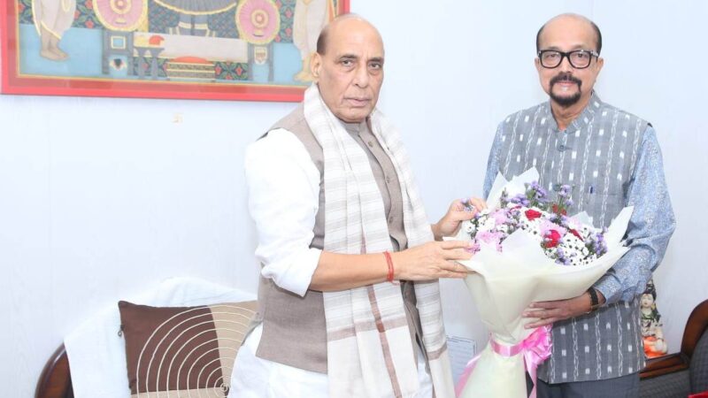 राज्यपाल श्री डेका ने रक्षा मंत्री श्री राजनाथ सिंह से सौजन्य भेंट की