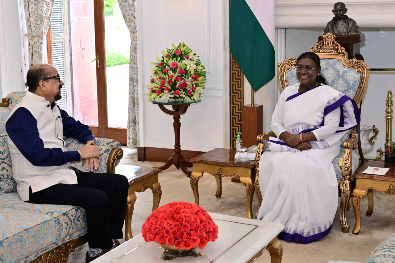 राष्ट्रपति श्रीमती मुर्मु से राज्यपाल श्री डेका ने की सौजन्य भेंट