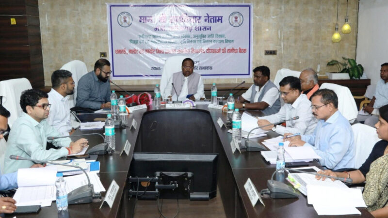 कृषि और आदिवासी विकास को लेकर मंत्री श्री रामविचार नेताम ने कांकेर में तीन जिलों के अधिकारियों की समीक्षा बैठक ली