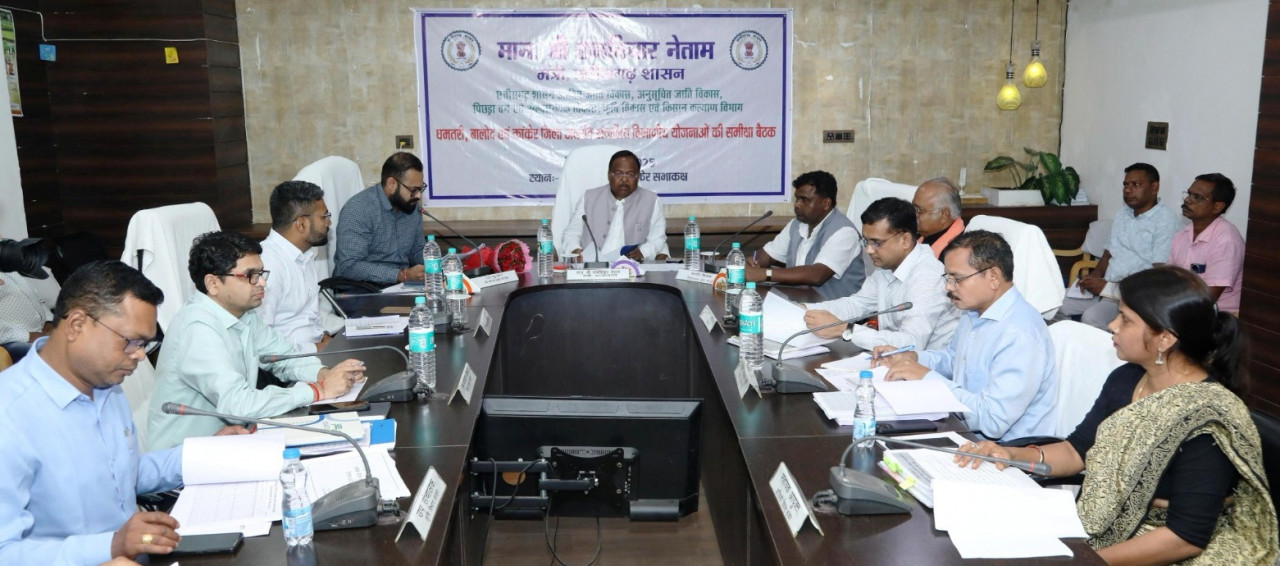 कृषि और आदिवासी विकास को लेकर मंत्री श्री रामविचार नेताम ने कांकेर में तीन जिलों के अधिकारियों की समीक्षा बैठक ली