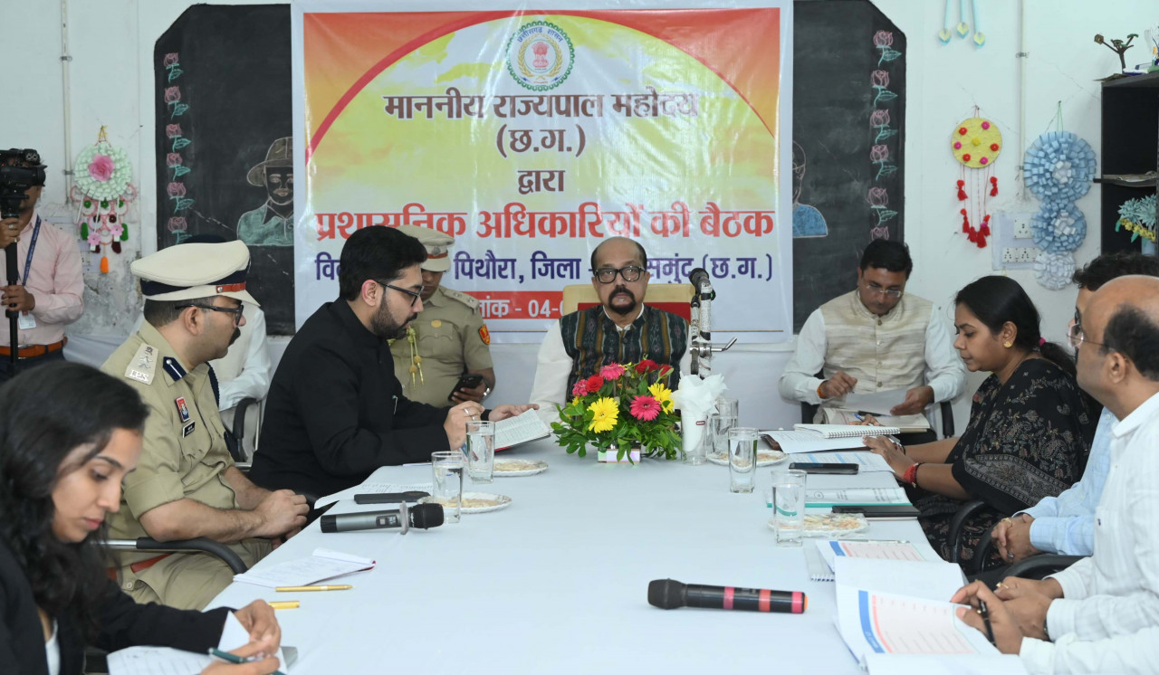 ’राज्यपाल श्री रमेन डेका ने पिथौरा के गोड़बहाल में ली अधिकारियों की बैठक’