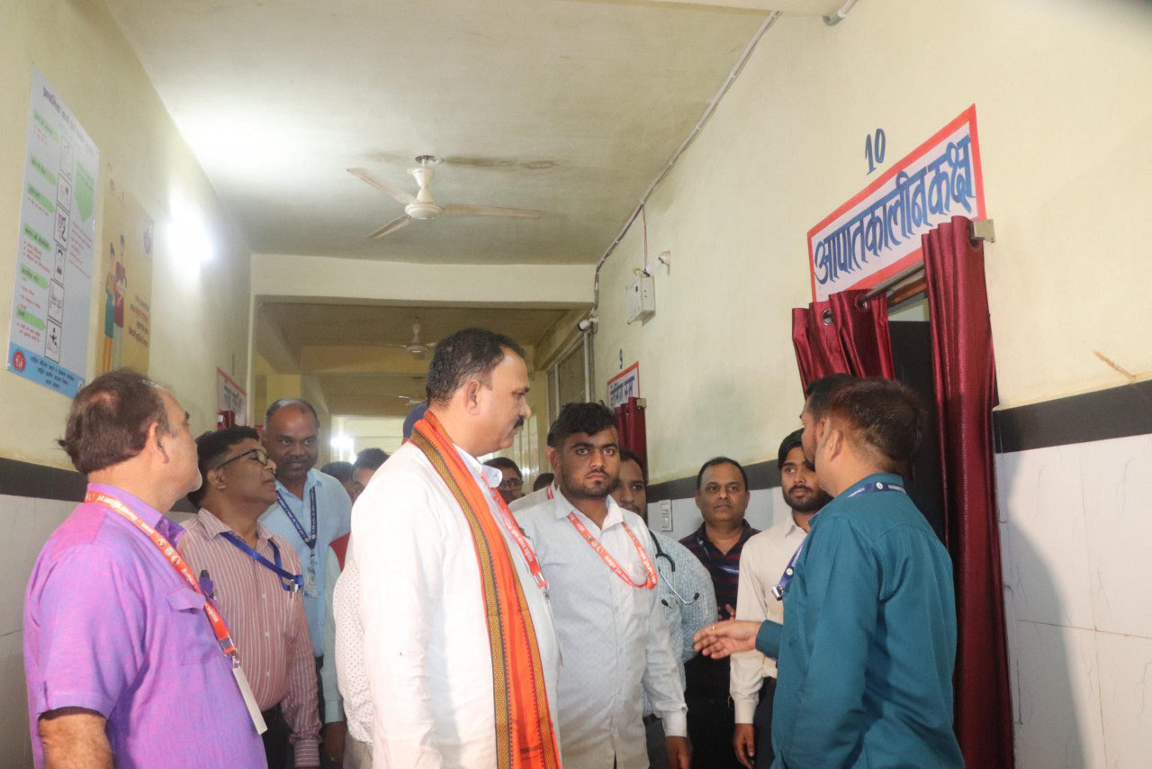 स्वास्थ्य मंत्री श्री श्याम बिहारी जायसवाल ने मैनपाट के कमलेश्वरपुर अस्पताल का किया निरीक्षण
