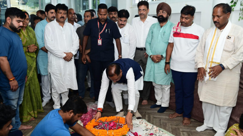 मुख्यमंत्री श्री विष्णु देव साय ने स्वर्गीय श्री निखिल कश्यप को दी श्रद्धांजलि, शोक संतप्त परिजनों से की मुलाकात