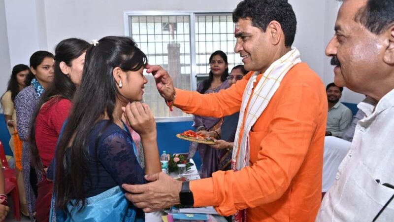 संघर्ष ही सफलता का मार्ग है, ‘‘दृढ़ संकल्प के साथ करें अध्ययन’’ – मंत्री श्री वर्मा