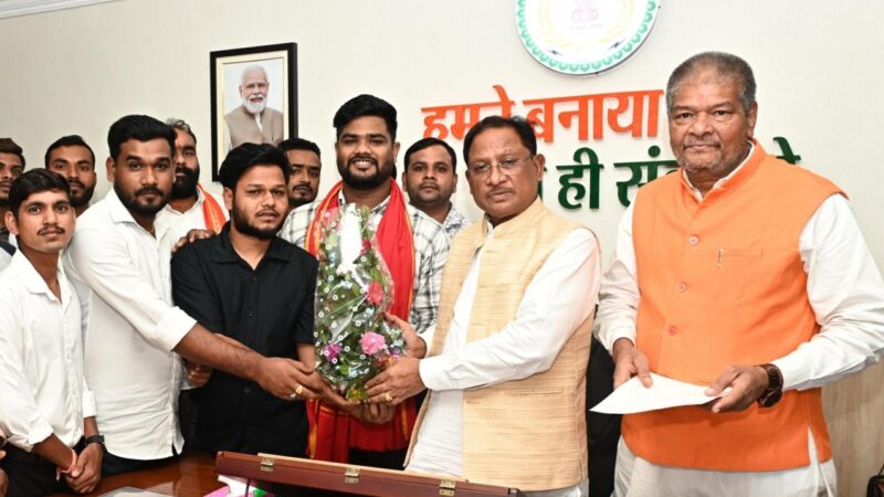 मुख्यमंत्री श्री साय से रजक समाज के प्रतिनिधि मंडल ने की सौजन्य भेंट, राज्य स्तरीय युवा सम्मेलन में शामिल होने का दिया आमंत्रण