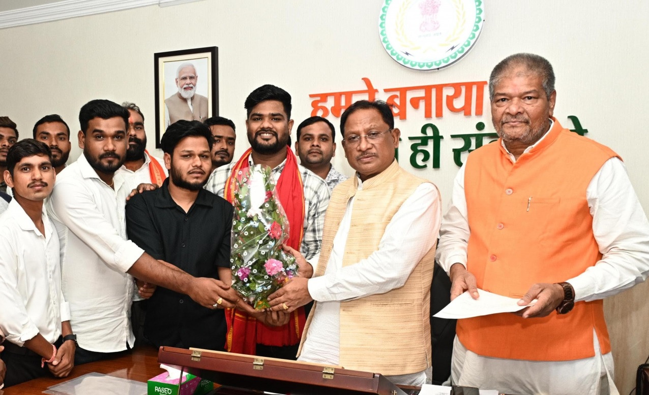 मुख्यमंत्री श्री साय से रजक समाज के प्रतिनिधि मंडल ने की सौजन्य भेंट, राज्य स्तरीय युवा सम्मेलन में शामिल होने का दिया आमंत्रण