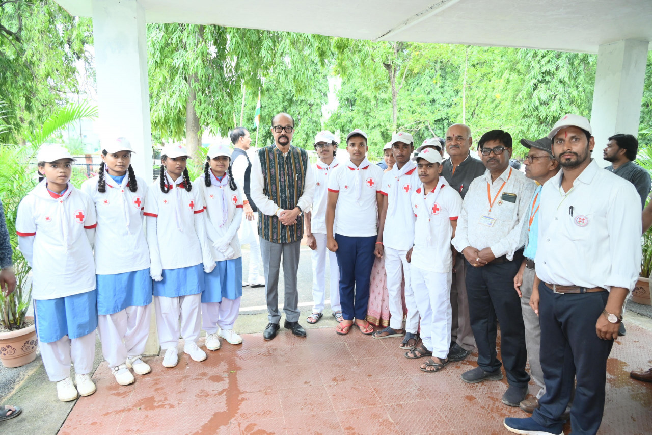 राज्यपाल श्री रमेन डेका से रेड क्रॉस जिला शाखा महासमुंद के प्रतिनिधियों ने की भेंट, गतिविधियों की दी जानकारी