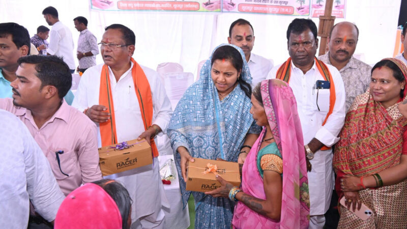  मंत्री श्रीमती लक्ष्मी राजवाड़े ने चरण पादुका का किया वितरण