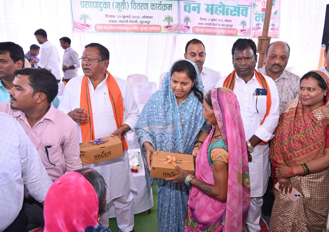  मंत्री श्रीमती लक्ष्मी राजवाड़े ने चरण पादुका का किया वितरण