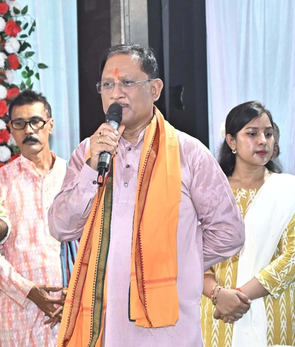 मुख्यमंत्री श्री विष्णुदेव साय ने श्री फलेश्वरनाथ महादेव मंदिर में पूजा अर्चना कर प्रदेशवासियों की सुख समृद्धि और खुशहाली की मंगलकामना की